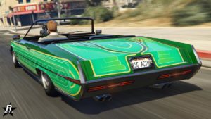 Vue arrière de la grosse cylindrée Albany Manana Custom dans GTA Online, la voiture est de couleur verte