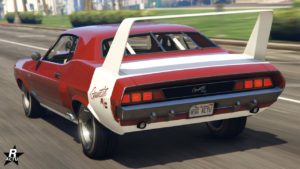 La Bravado Gauntlet Classique Custom vue de l'arrière, le véhicule est de couleur blanche avec un cerclage blanc qui fait tout le tour du véhicule au niveau du coffre