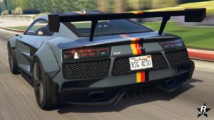 Vue arrière de la sportive allemande Obey 10F Large, la carrosserie du véhicule est grise et elle dispose d'une bande verticale aux couleurs du drapeau allemand qui travers toute la voiture