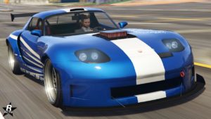 La Bravado Banshee 900R vue de devant, la voiture américaine est de couleur bleue avec une ligne blanche qui la traverse verticalement, elle a également le filtre à air du moteur qui sort du capot