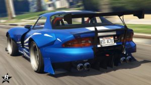 L'arrière de la Bravado Banshee 900R, la voiture modifiable chez Benny's est de couleur bleue et a un aileron massif en carbone attaché sur le pare-chocs arrière