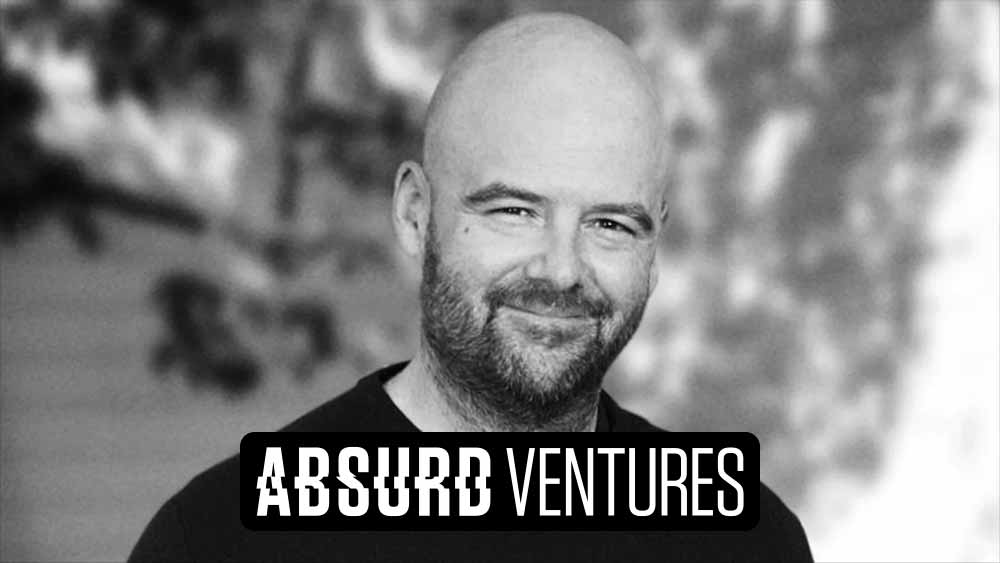 Bannière d'un article concernant le studio Absurd Ventures. L'image est une photo en noir et blanc de Dan Houser, fondateur d'Absurd Ventures et co-fondateur de Rockstar Games