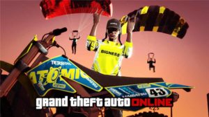 Bannière d'article - Image du jeu GTA Online, un personnage est en premier plan à coté d'une moto Maibatsu Sanchez et à l'arrière plan deux autres joueurs sont en parachutes.