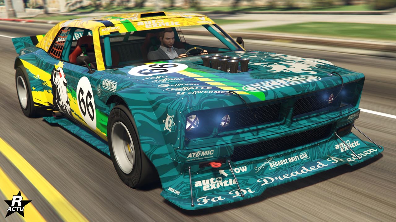 Une voiture de course Declasse Tampa Drift vert pétrole et jaune, ornée de divers autocollants et numéros, est en mouvement dans le jeu vidéo GTA Online. Le numéro « 66 » est clairement visible sur la porte et le capot avant. Plusieurs logos et textes sont affichés sur la voiture, dont « ATOMIC », désignant des marques fictives de l'univers du jeu.