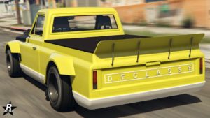 Vue arrière du pickup jaune Declasse Yosemite Drift avec une couverture noire sur le plateau à l'arrière. On peut lire la marque ‘DECLASSE’ qui est affichée de manière proéminente à l’arrière du véhicule.