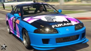 Cette image représente une voiture de sport personnalisée du jeu vidéo GTA Online, nommée Karin Previon. Le véhicule est en mouvement sur une route dans le jeu. Elle présente une peinture vibrante avec des motifs géométriques roses, bleus et blancs et le mot “FUKARU” est affiché en évidence sur le devant et les côtés. La voiture a un design élégant avec des caractéristiques aérodynamiques telles qu’un grand aileron arrière et un capot ventilé. Des décalcomanies personnalisées et des logos de sponsors sont visibles sur diverses parties de la carrosserie de la voiture, ajoutant à son apparence tunée.