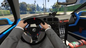 Cette image montre la vue intérieure depuis le siège du conducteur d’un véhicule Karin Previon, qui est un modèle de voiture présent dans le jeu vidéo Grand Theft Auto Online. Le volant dispose du logo du constructeur 'Karin', et il y a deux mains sur le volant. Le tableau de bord comprend divers boutons et cadrans, et il y a un extincteur rouge du côté passager. La voiture a des détails de garniture bleus sur les portes et les sièges, améliorant son esthétique sportive.