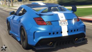 Cette image montre une voiture sportive bleue brillante, l'Annis Euros dans GTA Online, vue de l’arrière. La voiture est en mouvement, comme l’indique l’arrière-plan flou. Elle a une bande de course blanche au milieu de son dos, et des caractéristiques comme un aileron et des tuyaux d’échappement doubles sont visibles. La plaque d’immatriculation indique ‘RSG ACTU’.