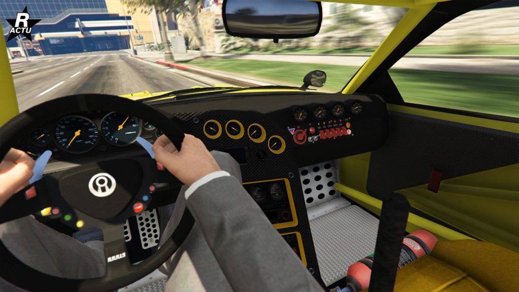 Vue du conducteur à l’intérieur de la voiture Annis ZR350 de couleur jaune, avec un tableau de bord détaillé et des finitions modernes, dans le jeu vidéo GTA Online.