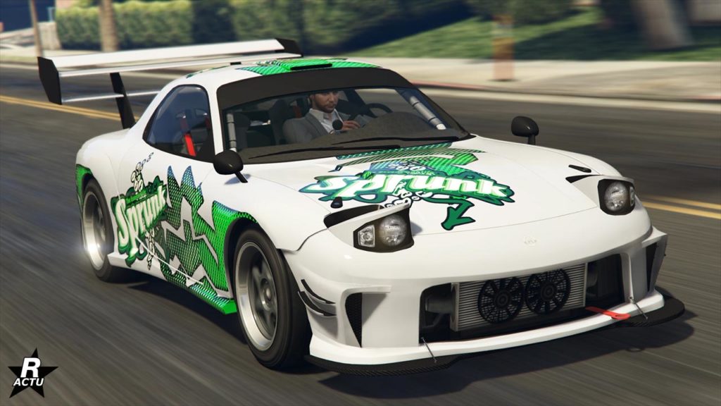 Voiture de sport blanche avec une livrée verte et noire, incluant les mots ‘Sprunk’ et ‘Xero Gas’, du jeu vidéo GTA Online. La voiture, identifiée comme l’ ‘Annis ZR350’, est représentée en mouvement sur une rue de la ville avec un environnement flou indiquant la vitesse.