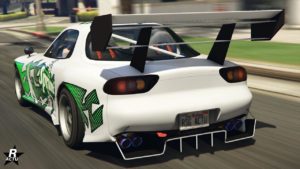 Cette image montre la vue arrière d’une voiture de sport blanche avec un grand aileron noir. La voiture présente un design géométrique vert et noir sur les côtés, quatre pots d’échappement, et est représentée en mouvement dans la ville de Los Santos. La plaque d’immatriculation indique ‘RSG ACTU’.