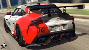 Vue arrière de la Dinka Jester RR, une voiture de sport moderne roulant sur une route dans le jeu vidéo GTA Online. La voiture a une carrosserie blanche avec des accents rouges et des détails noirs, lui donnant un aspect agressif et sportif. Le numéro ‘16’ est visible sur le côté de la voiture. Il y a divers logos et textes sur la voiture, y compris des logos de marques présentes dans la saga Grand Theft Auto. L’arrière de la voiture présente un design aérodynamique avec un aileron proéminent et des tuyaux d’échappement doubles. À l’arrière-plan, il y a un paysage flou indiquant le mouvement ou la vitesse de la voiture.