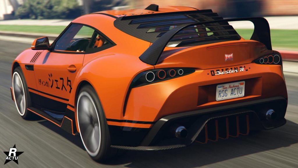 Image d’une voiture de sport Dinka Jester RR orange en mouvement sur une route dans le jeu vidéo GTA Online. La voiture a des rayures et des détails noirs qui accentuent son design. Des caractères japonais sont visibles sur le côté de la voiture. L’arrière de la voiture est mis en évidence, montrant son design sportif incluant un aileron et des tuyaux d’échappement doubles. Une plaque d’immatriculation indique ‘RSG ACTU’. L’arrière-plan est flou en raison du mouvement de la voiture, indiquant la vitesse.