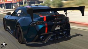 Image d’une voiture de sport sombre, il s'agit de la Jester RR, en mouvement dans une rue de Los Santos dans le jeu vidéo GTA Online. La voiture a un aileron arrière proéminent et est ornée de divers autocollants et marques. Elle présente une bande rouge sur son corps, ajoutant à son esthétique sportive. La plaque d’immatriculation indique ‘R ACTU’. À l’arrière-plan, les environs flous indiquent que la voiture se déplace à grande vitesse ; on aperçoit quelques bâtiments.