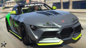 Image d’une voiture de sport moderne qui a un design dynamique, roulant dans une rue de la ville dans le jeu vidéo GTA Online. La voiture est la Dinka Jester RR qui est principalement grise avec des accents et des détails verts vifs. Il y a divers logos et marques sur la voiture, y compris ‘FUKARU’, ‘GLOBE OIL’, et le logo 'Dinka' sur le capot. L’avant de la voiture est agressif avec des lignes nettes, de grandes prises d’air, et des phares angulaires. L’arrière-plan est flou en raison du mouvement, indiquant que la voiture se déplace à grande vitesse.