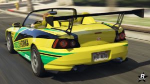 Cette image montre une vue arrière de la voiture sportive Dinka RT3000 dans le jeu vidéo GTA Online. La voiture est de couleur jaune vif avec des rayures vertes, et porte l’étiquette ‘DINKA’. Elle est en mouvement sur une route. La voiture est un cabriolet, et on voit un personnage aux cheveux bruns qui la conduit. Elle a un aileron noir proéminent attaché à son coffre. Les feux arrière sont circulaires et rouges, positionnés de chaque côté du coffre. Il y a une plaque d’immatriculation qui indique ‘RSG ACTU’. En arrière-plan, il y a un paysage flou indiquant que la voiture se déplace rapidement.