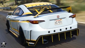 Cette image montre une vue arrière d’une voiture de sport blanche avec des détails jaunes et noirs, roulant sur une route. Il s'agit de la Vectre du constructeur Emperor. La voiture a un design élégant avec des caractéristiques aérodynamiques. Il y a des rayures et des accents jaunes et noirs distinctifs sur la carrosserie de la voiture, lui donnant un aspect sportif. Un aileron est attaché à l’arrière de la voiture, coloré en noir avec des bords jaunes. Les feux arrière sont minces et allongés, suivant le contour du design arrière de la voiture. La plaque d’immatriculation indique ‘RSG ACTU’. En arrière-plan, il y a un paysage flou indiquant le mouvement du véhicule.