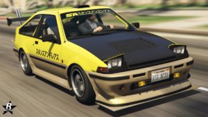 La voiture Karin Futo GTX dans GTA Online est un véhicule sportif compact, illustré ici en jaune vif avec des détails noirs et des inscriptions en japonais sur le côté et le pare-brise. Elle a une plaque d’immatriculation à l’avant qui lit ‘RSG ACTU’. Le véhicule est en mouvement, comme indiqué par l’arrière-plan flou.