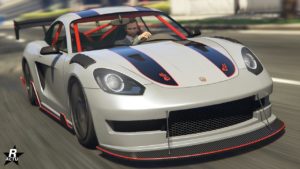 Cette image montre la vue avant d’une voiture Pfister Growler du jeu vidéo GTA Online. Le véhicule est représenté avec un design élégant, présentant une carrosserie grise clair avec des accents noirs et rouges. Le capot a deux bandes noires qui descendent au centre, et il y a un logo Pfister distinctif au milieu du capot. La voiture a des phares arrondis, une grande grille noire avec un motif en nid d’abeille, et une garniture rouge le long du bord inférieur du pare-chocs. À l’intérieur, on peut voir un personnage du jeu conduisant le véhicule.