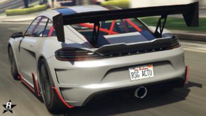 Cette image montre la vue arrière d’une Pfister Growler, une voiture de sport dans le jeu vidéo GTA Online. La voiture est blanche avec des accents rouges et présente un grand aileron arrière noir. Il y a une plaque d’immatriculation qui indique “RSG ACTU”. La photo a été prise dans une rue de la ville de Los Santos, l'environnement est flous, indiquant que le véhicule est en mouvement.