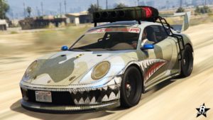 Cette image montre une voiture virtuelle du jeu vidéo GTA Online, spécifiquement la Pfister Growler. Le véhicule est représenté sous un angle frontal, mettant en valeur son design et ses caractéristiques. La voiture a une peinture distinctive ressemblant à un requin, avec des phares qui représentent les yeux sur le capot et des dents le long du pare-chocs avant, lui donnant une apparence agressive. On peut également voir des personnalisations supplémentaires comme un porte-bagages sur le toit avec un pneu de secours monté dessus. La plaque d’immatriculation indique “RSG ACTU”.