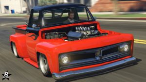 La Vapid Slamvan Custom, la voiture ne dispose pas de capot et laisse apparaitre le moteur, la carrosserie du pick-up est rouge à l'exception de la partie haute de la cabine qui est de couleur noire.