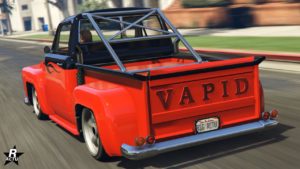 L'arrière du pick-up Vapid Slamvan Custom, tout le véhicule est de couleur rouge et en noir sur la partie haute de la cabine