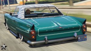 Vue arrière de la Vapid Peyote Custom dans GTA Online, la voiture est de couleur vert pétrole et a un toit zébré blanc et noir