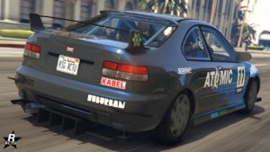 Vue arrière d’une voiture de course Dinka Kanjo SJ grise et bleue dans le jeu vidéo GTA Online. La voiture est ornée de divers autocollants et logos, dont ‘ATOMIC’, ‘SUBURBAN’, ‘KABEL’, et ‘FACADE’. Elle porte une plaque d’immatriculation qui indique ‘RSG ACTU’ sous le nom de l’état ‘San Andreas’. Un grand aileron est attaché au coffre, commun dans les voitures de course pour des raisons aérodynamiques. Les feux arrière sont rouges et clairs, typiques de la plupart des systèmes d’éclairage arrière des voitures.