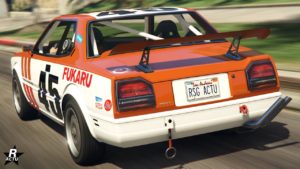 Cette image montre la vue arrière d’une voiture Dinka Postlude dans le jeu vidéo GTA Online. La voiture est de couleur blanche et orange avec divers autocollants et logos, y compris ‘FUKARU’ sur le côté. Elle a un numéro ‘45’ proéminent sur le côté et le dessus de la voiture. L’arrière présente une plaque d’immatriculation qui indique ‘RSG ACTU’. Il y a un aileron attaché au coffre de la voiture. Les feux arrière sont rectangulaires et rouges, typiques de nombreux designs de voitures. Divers petits logos et autocollants sont visibles à l’arrière, y compris des marques comme ‘Terroil’ et ‘Cool Beans’. La voiture est en mouvement dans une rue de la ville de Los Santos.