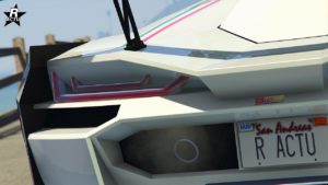Vue rapprochée sur l’arrière futuriste de la Pegassi Ignus armée dans le jeu vidéo GTA Online, montrant des feux arrière distinctifs, un panneau arrière ventilé et une plaque métallique HSW indiquant que la supersportive dispose d'améliorations Hao Special Works. La plaque d’immatriculation indique ‘R ACTU’.
