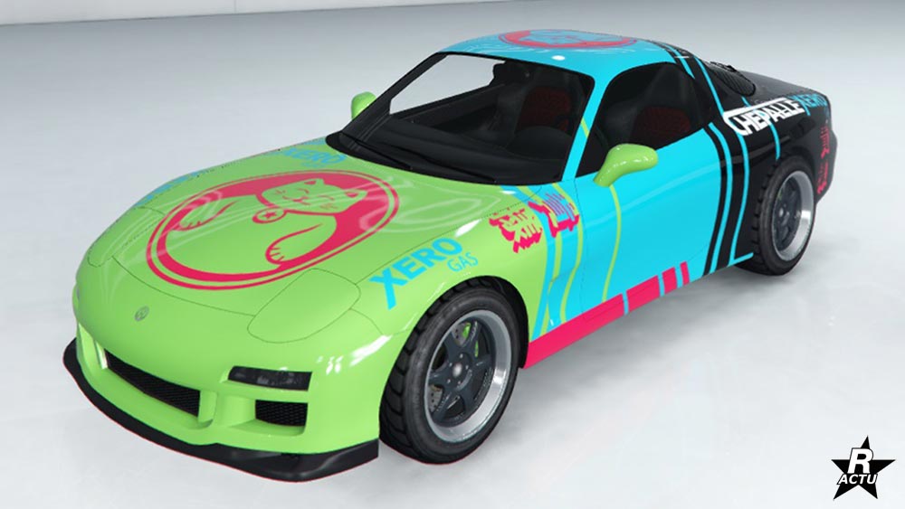 Le vinyle "Chevrons Kisama" appliqué sur la carrosserie de la voiture ZR350 dans le jeu GTA Online.