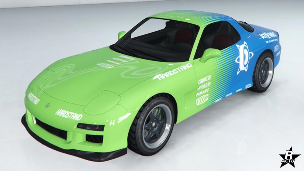 La voiture Annis ZR350 dans le jeu vidéo GTA Online, elle possède sur sa carrosserie le motif 'Équipe de drift Atomic' qui colore le véhicule à son arrière avec un dégradé de bleus.