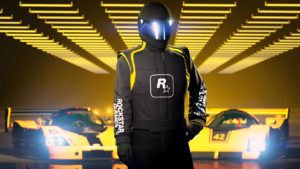 La combinaison de course Rockstar, elle est totalement noire, quelques lignes jaunes au niveau des épaules et le logo Rockstar Games sur le torse