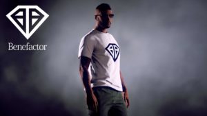 Le t-shirt blanc Benefactor porté par un joueur de GTA Online