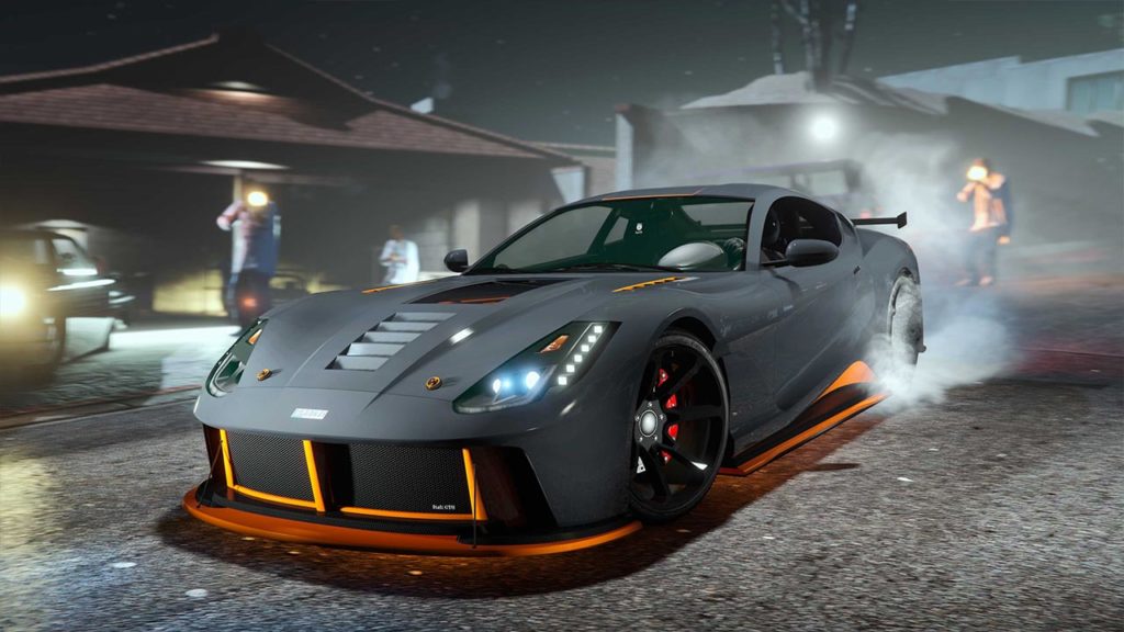 La sportive Grotti Itali GTO dans le jeu GTA Online vue de devant, la carrosserie est grise foncé avec des éléments bas de couleur orange. L'imag a été capturée dans la mission finale du contrat de vol du gangster de la casse auto.