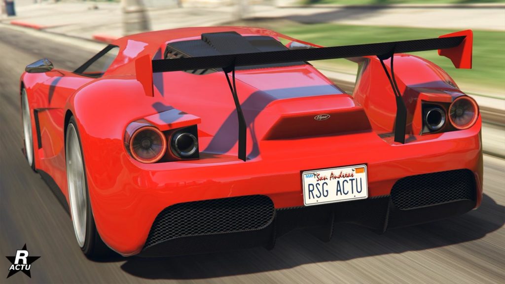 Vue arrière d’une voiture de sport Vapid FMJ de couleur rouge vif dans GTA Online. L'image montre l'aileron arrière noir proéminent et très sportif, des feux arrière circulaires et des pots d’échappement doubles. La plaque d’immatriculation sur le pare-chocs arrière indique ‘RSG ACTU’.