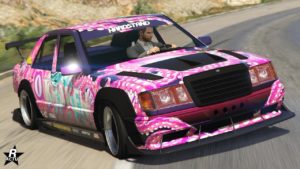 La voiture Benefactor Vorschlaghammer en train de drifter sur une route de GTA Online, le véhicule est présenté de devant et avec un motif de kraken rose qui recouvre toute la voiture.
