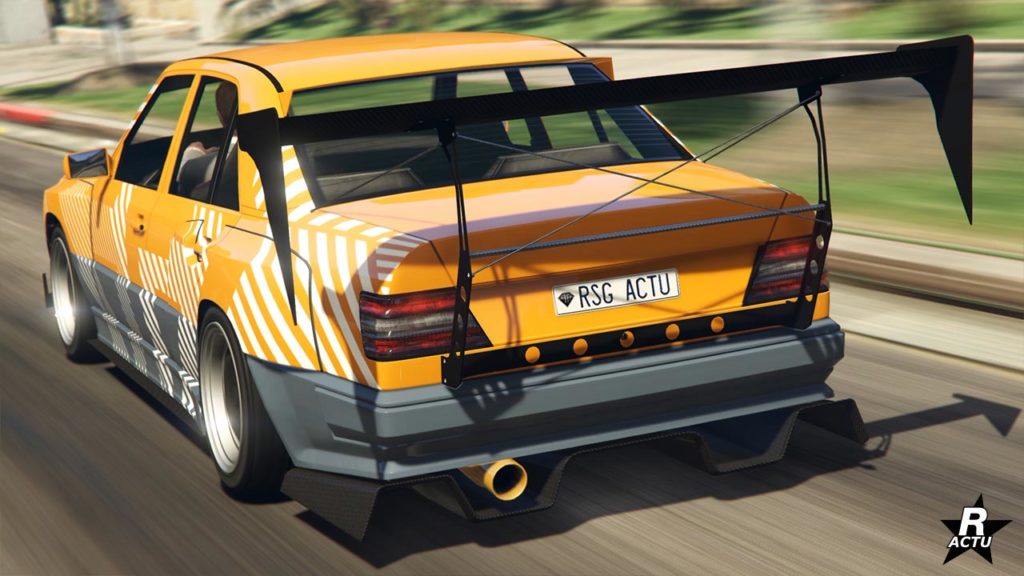 Vue arrière de la voiture Benefactor Vorschlaghammer dans le jeu vidéo GTA Online, la carrosserie est de couleur jaune et gris au niveau des bas de caisse. Elle dispose également d'un aileron imposant qui part du bas du coffre.