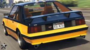 Voiture de sport Vapid Dominator FX de type grosse cylindrée, elle est de couleur jaune et noire dans le jeu vidéo GTA Online. La voiture est présentée sous un angle arrière, mettant en évidence ses caractéristiques de conception distinctives telles que l’aileron arrière, les doubles tuyaux d’échappement et le logo Vapid sur le coffre. La plaque d’immatriculation indique RSG ACTU, les initiales de notre site web, Rockstar Actu.