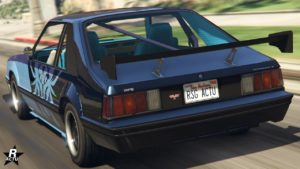 Vue arrière du muscle car américain Vapid Dominator FX, la couleur à l'arrière du véhicule est noir avec des nuances mauves, et bleu ciel à l'avant. Un logo d'araignée se trouve en grand sur les portières. Un aileron en carbone se trouve sur le coffre. Des barres métalliques des arceaux de sécurité à l'intérieur de la voiture peuvent être vue depuis le pare-brise arrière.