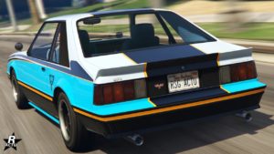 La voiture Vapid Dominator FX dans le jeu vidéo GTA Online, vue de derrière. Elle a un trio de couleurs sur sa carrosserie : bleu vif, blanc et jaune. Sur le coffre, un aileront en forme de bec de canard y est présent.
