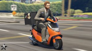 La moto Pegassi Pizza Boy vue de devant, il s'agit d'un scooter moderne de livreur de pizza. La carrosserie de la moto est orange avec quelques éléments noirs