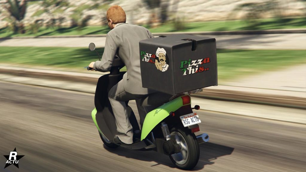 Vue arrière de la Pegassi Pizza Boy, il s'agit d'une moto de livraison de pizza, une sacoche noir est à l'arrière pour transporter les pizzas.
