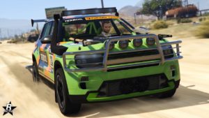 Vue avant du SUV Canis Castigator. Le véhicule dispose de customisation tout-terrain avec un pare-buffle à l'avant, des phares de rallye sur le capot et le toit, ainsi que différents outillages stockés sur le capot. La couleur de la voiture est vert lime, et orange pour ce qui est de ses autocollants sur les côtés.