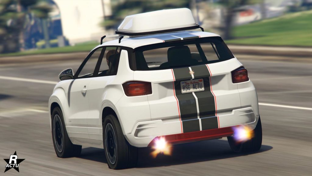 Vue extérieure et de l'arrière de la Canis Castigator, un SUV britannique dans le jeu vidéo GTA Online. La voiture est de couleur blanche avec une double bandes verticales qui traversent le véhicule. Le toit dispose d'un coffre de rangement et les doubles pots d'échappements crachent des flammes.