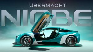 La voiture Ubermacht Niobe vue de côté, les portes sont ouvertes en papillons et le véhicule est couleur bleu
