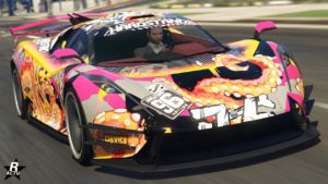 L'avant de la voiture Overflod Pipistrello dans le jeu vidéo GTA Online, la carrosserie est rose et est recouverte d'un motif géant d'un Kraken.