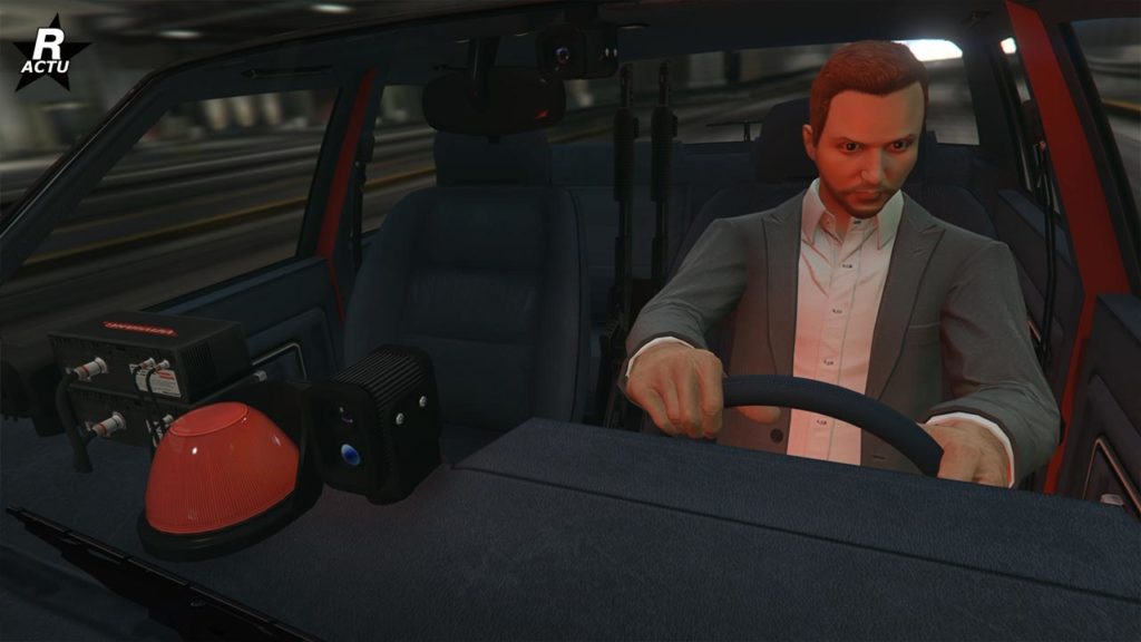 Nouvelle image de l'habitacle intérieur de la voiture de police Declasse Impaler LX Cruiser, cette fois vue depuis le capot avant. On y voit un petit gyrophare rouge posé sur le tableau de bord, il est allumé et la lumière se reflète sur le personnage de GTA Online qui conduit le véhicule.