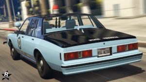 Vue arrière de la voiture de flic Declasse Impaler LX Cruiser dans GTA Online. Le véhicule est de couleur bleu ciel et bleu foncé. La carrosserie porte une inscription "State Trooper" sur le haut du coffre arrière, ainsi qu'un insigne de police sur les portes latérales.